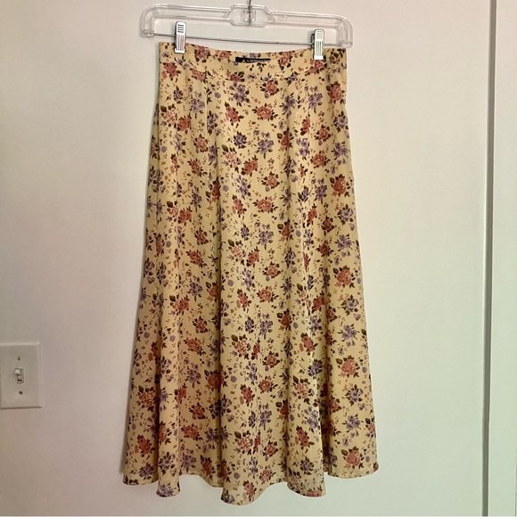 Liz Sport Petite Ditsy 90’s Floral Skirt - Size 4. - Picture 1 of 6